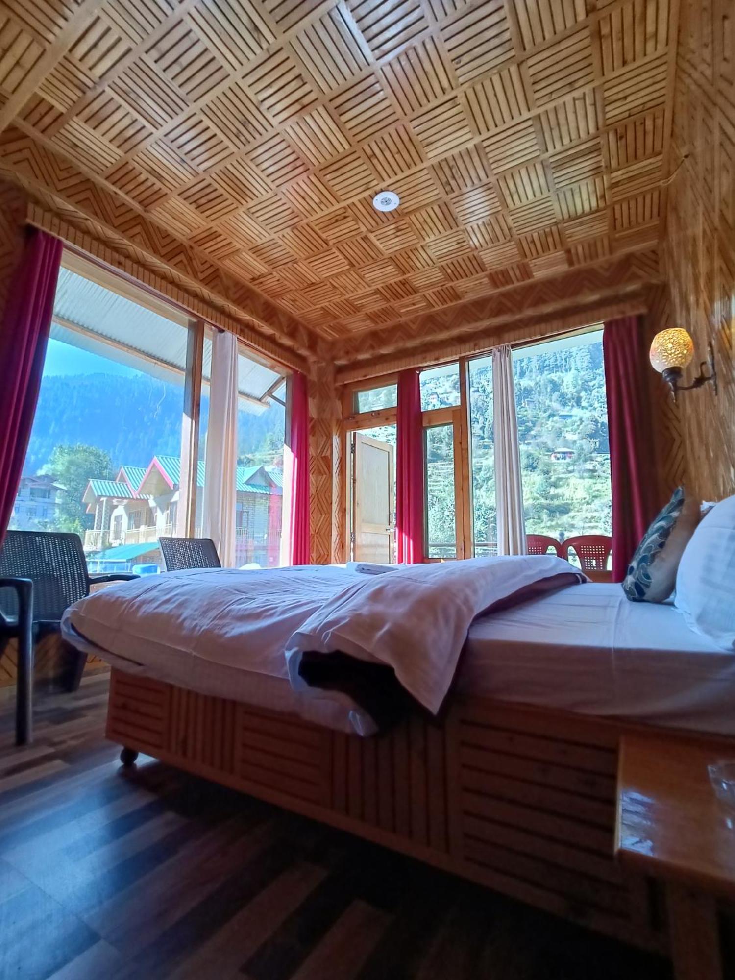Peekaboo Stays Jibhi Room photo